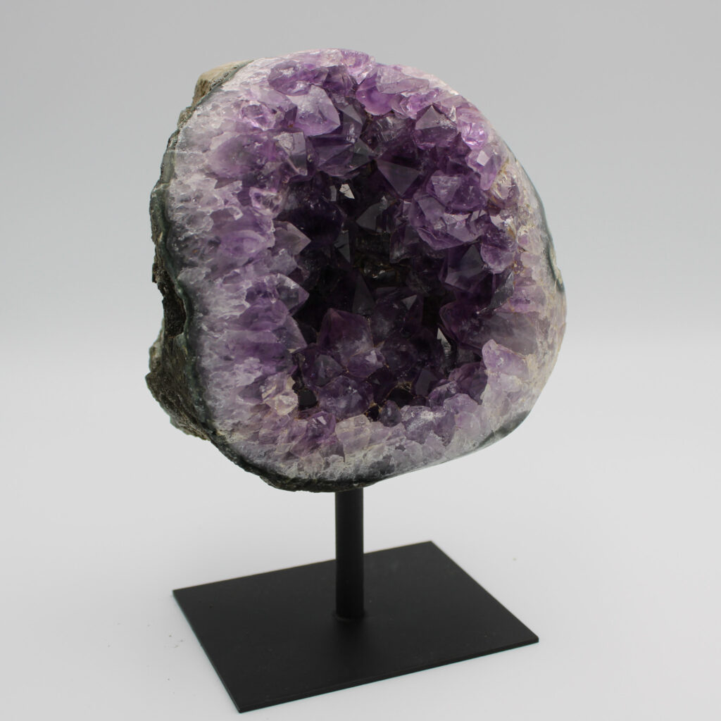 Hochwertiger-Lila-Amethyst-Freeform-auf-Staender