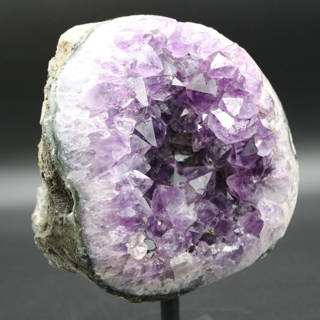  Amethyst Geoden Freeform auf Stahlständer 1930 g Unikat