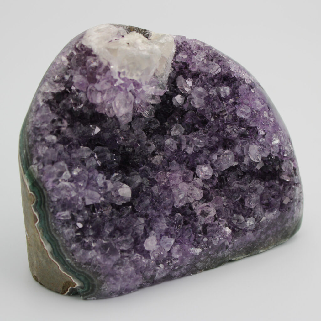 Amethyst poliert mit Standfläche_737g