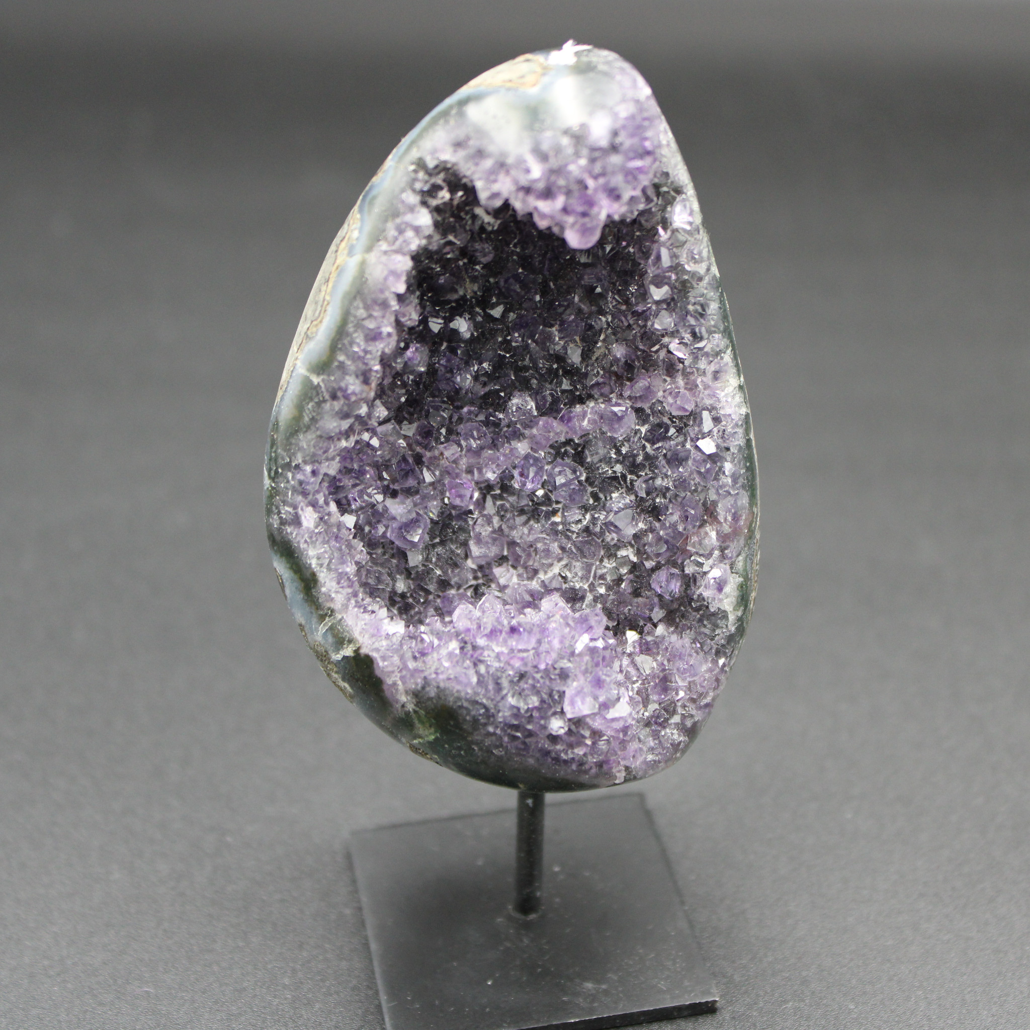 Amethyst auf Staender 281g