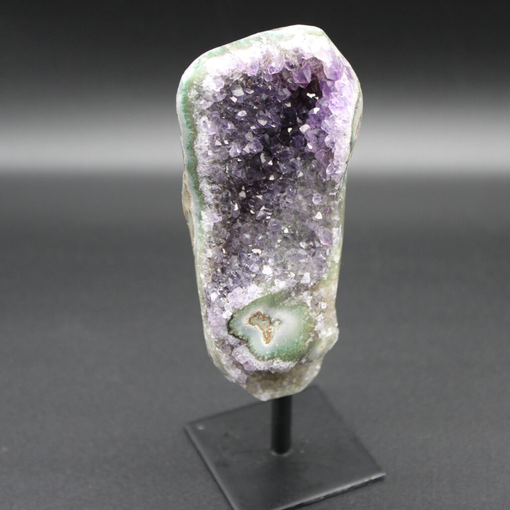 Amethyst auf Staender 359g