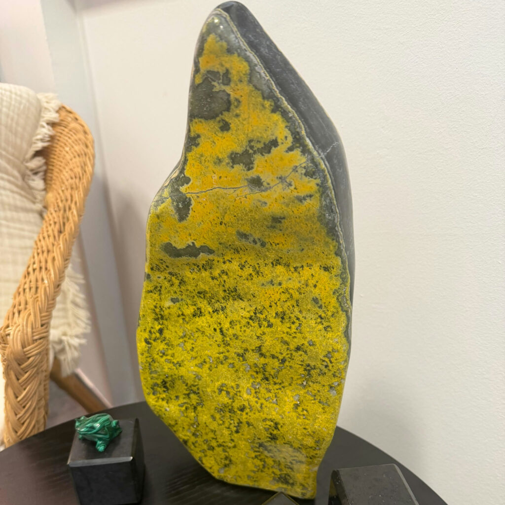 Die große Flamme · Bumblebee Jaspis Freeform · flammenförmig · ca. 5200 g · Unikat