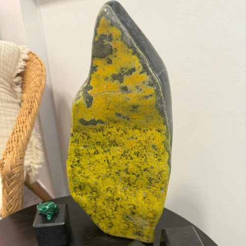 Die große Flamme · Bumblebee Jaspis Freeform · flammenförmig · ca. 5200 g · Unikat