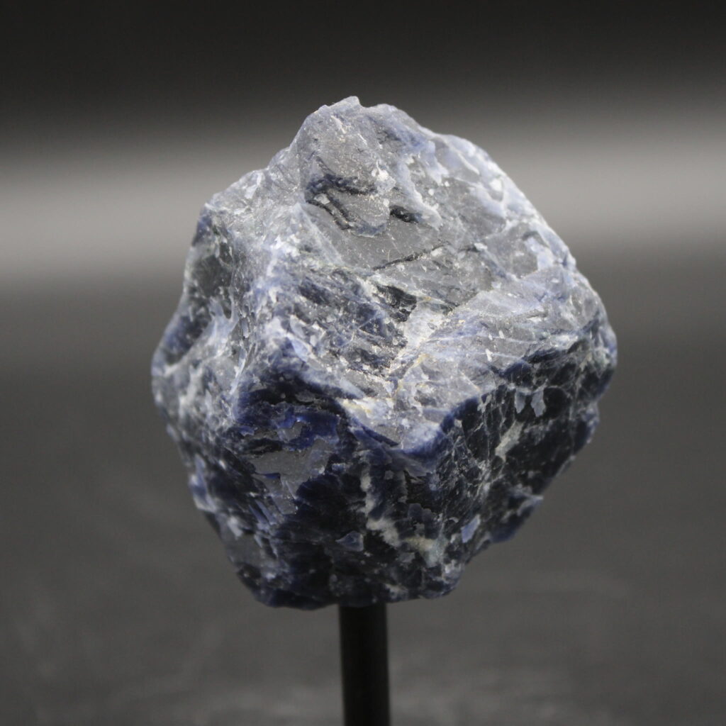 Sodalith auf Metallständer 220 g Unikat