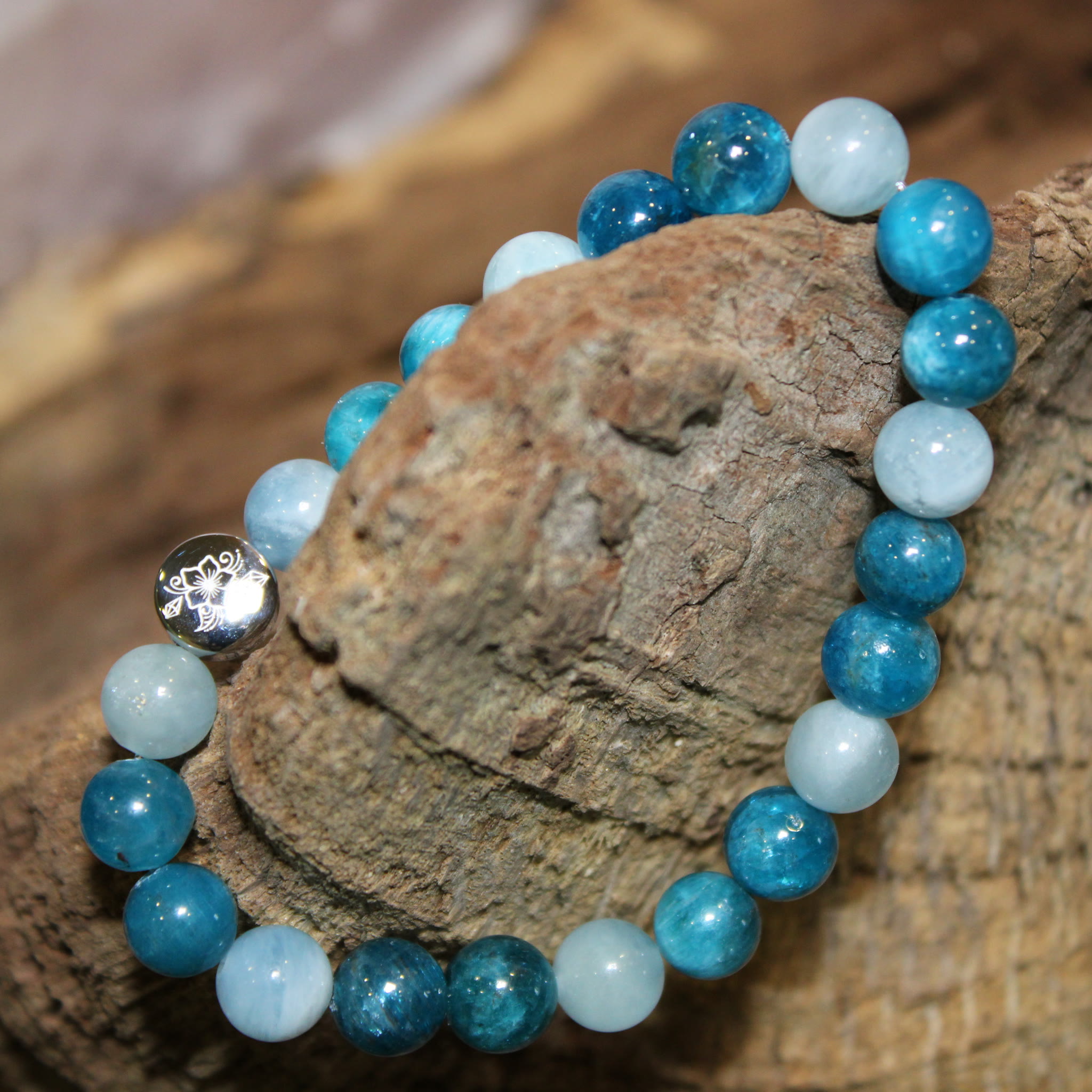 Armband Aquamarin Apatit auf Holz