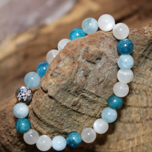 Armband Heller Mondstein Apatit Aquamarin auf Holz