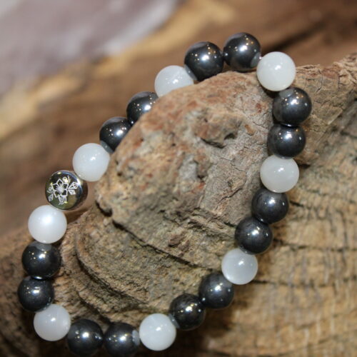 Armband Heller Mondstein Hämatit auf Holz