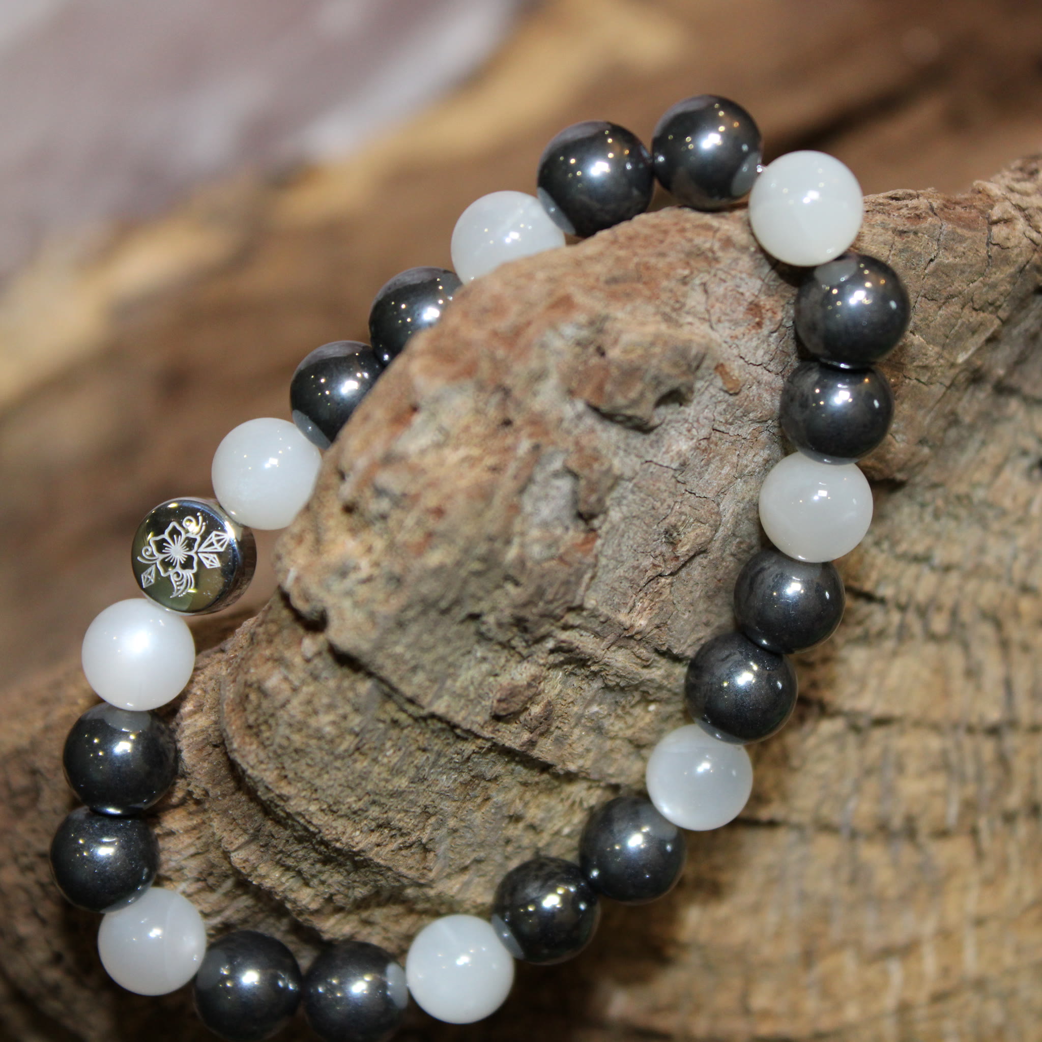 Armband Heller Mondstein Hämatit auf Holz