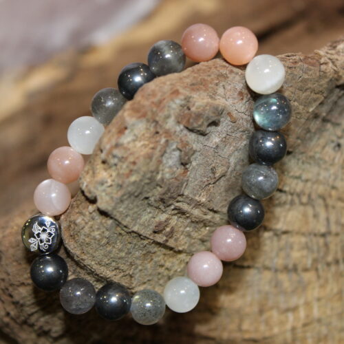 Armband Mondstein Hämatit Labradorit auf Holz