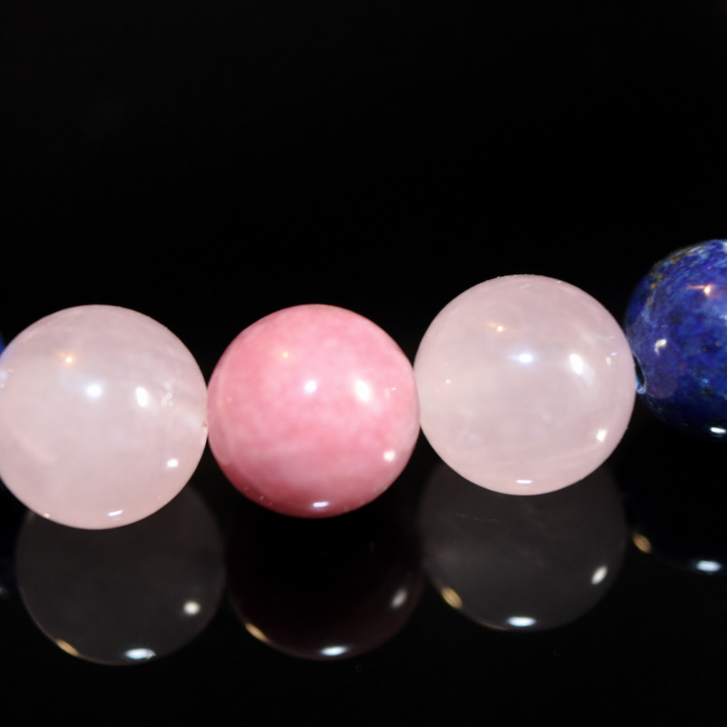 Armband Rosenquarz Rhodonit Lapislazuli closeup