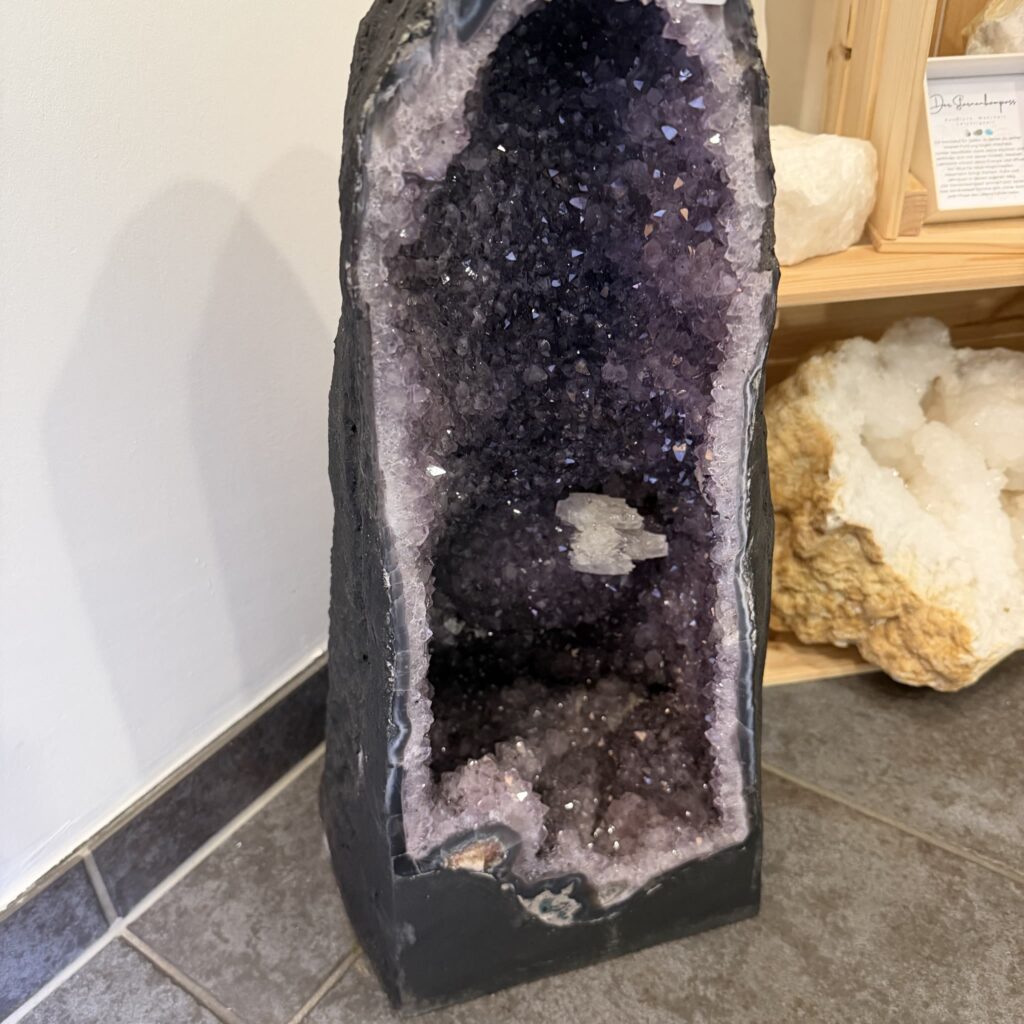 Amethyst Druse 31580g closeup