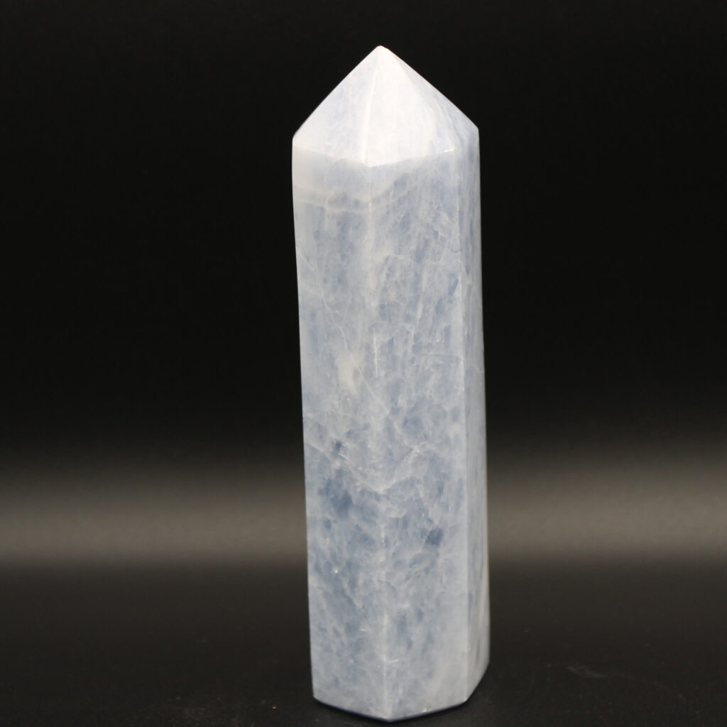 Blauer Calcit Obelisk 632g