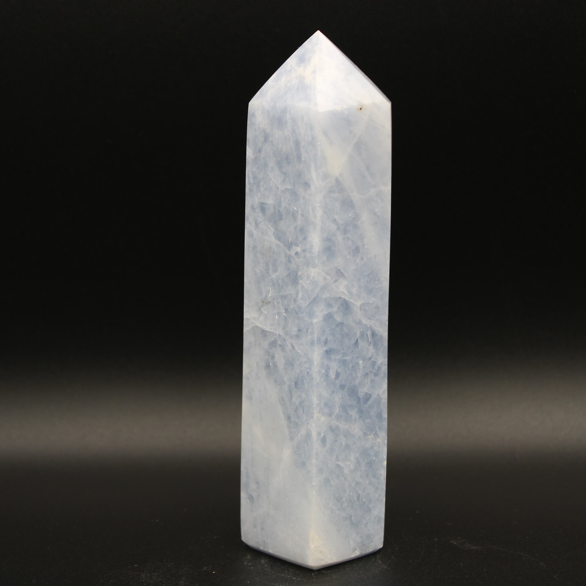 Blauer Calcit Obelisk 632g side