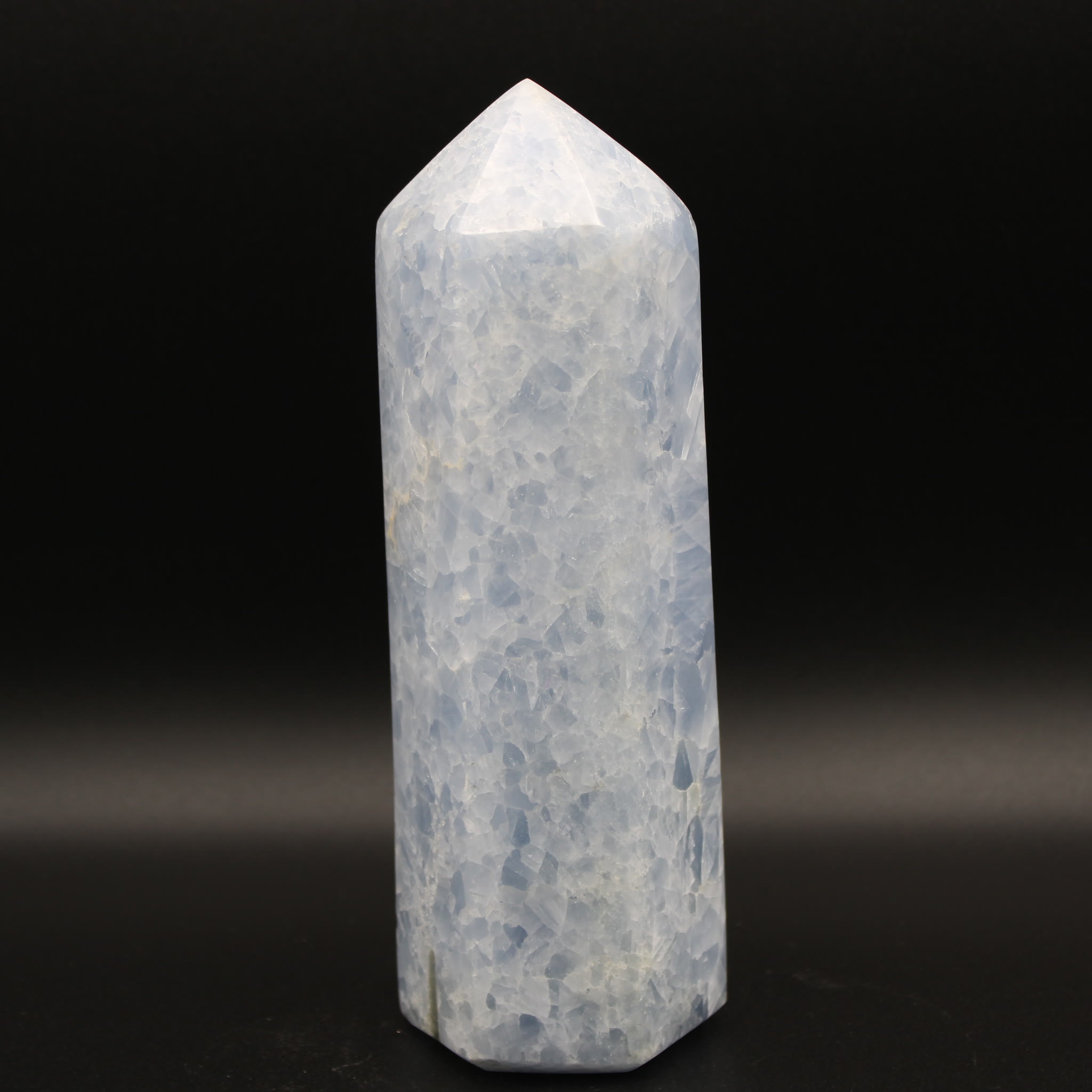 Blauer Calcit Obelisk 980g side