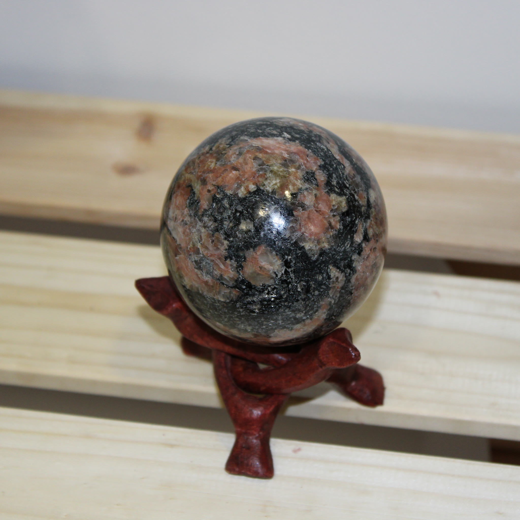 Die Harmonie der Wandlung · Epidot Kugel / Sphäre · 421 g · Unikat – Bild 3