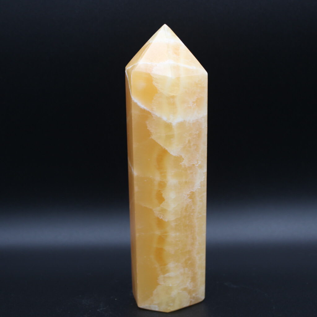 Die strahlende Zuversicht · Orangencalcit Obelisk · 751 g · Unikat