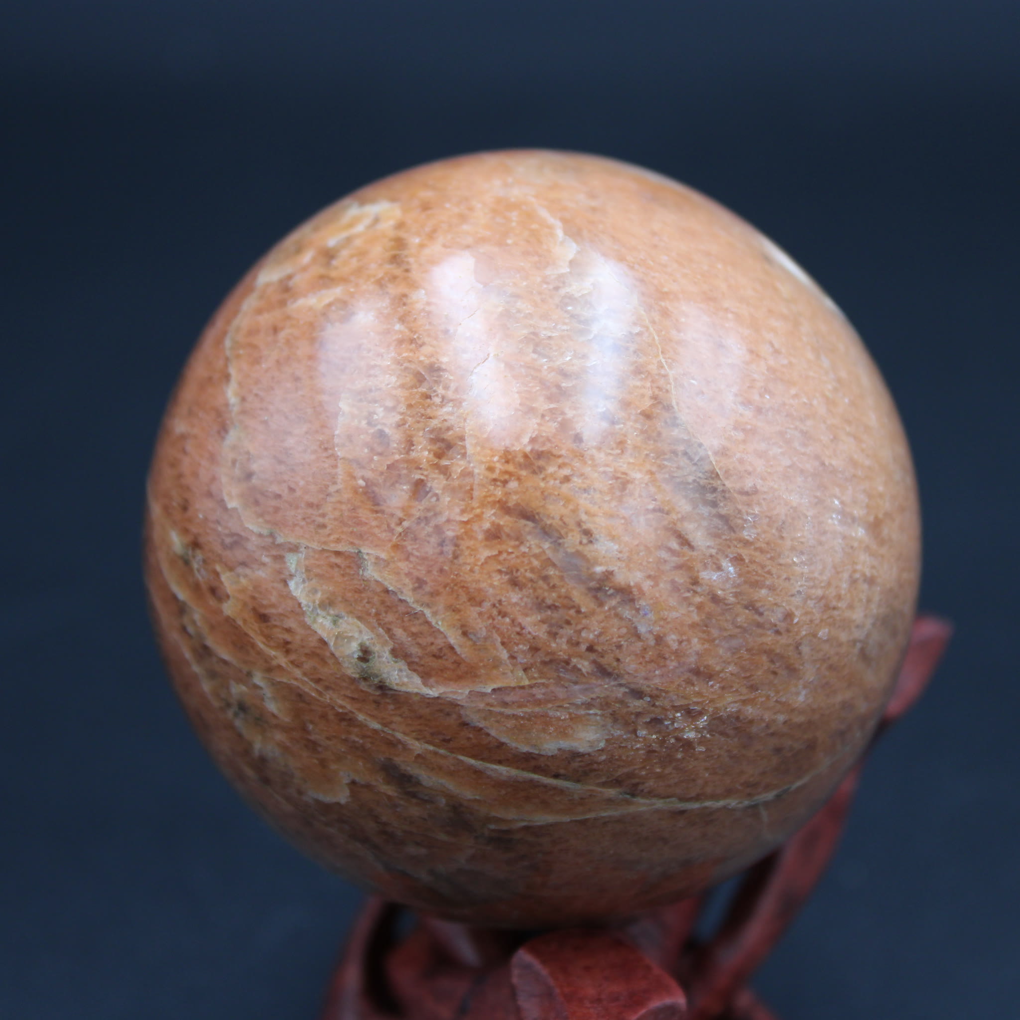 Pfirsich-Mondstein Kugel 405g side