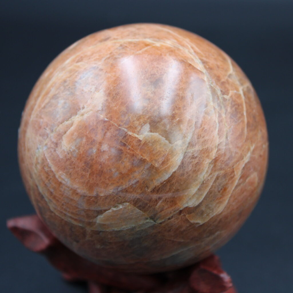Pfirsich-Mondstein Kugel 552g
