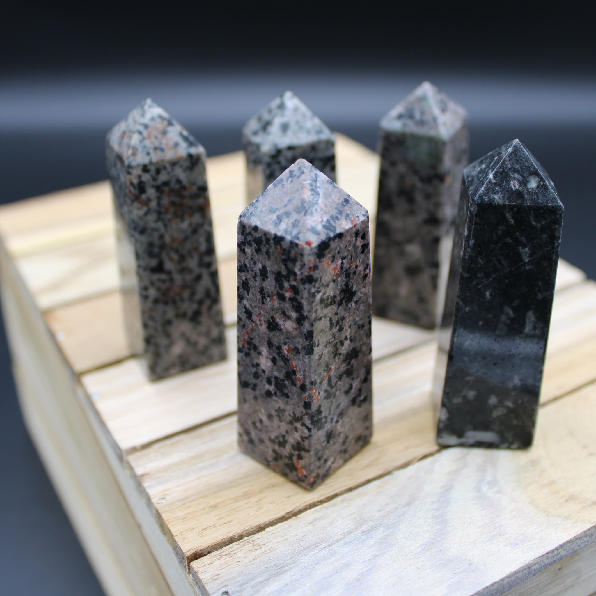 Das verborgene Leuchten · Yooperlite Obelisk – Bild 2