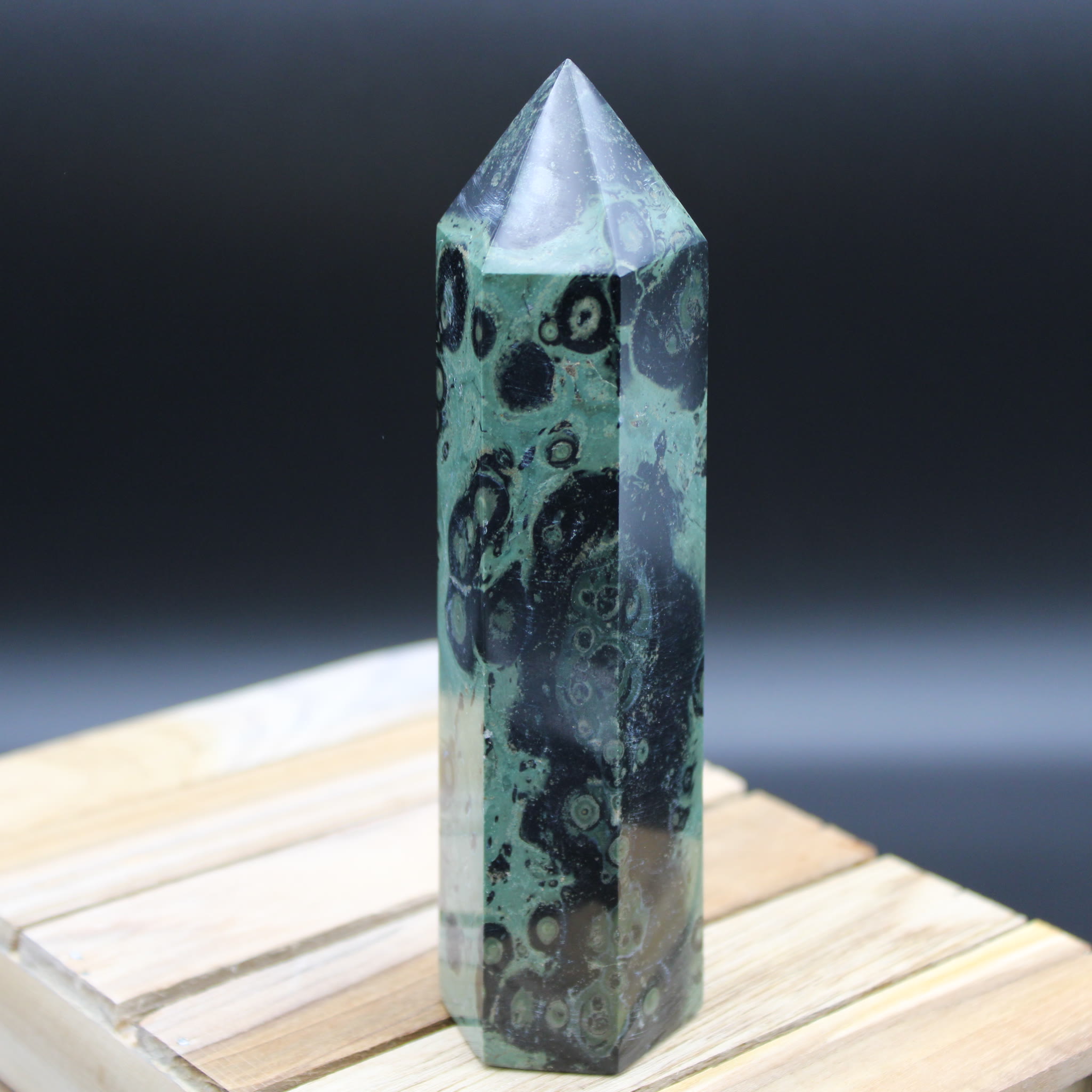 Der grüne Anker · Kambaba-Jaspis Obelisk · 367 g · Unikat – Bild 2