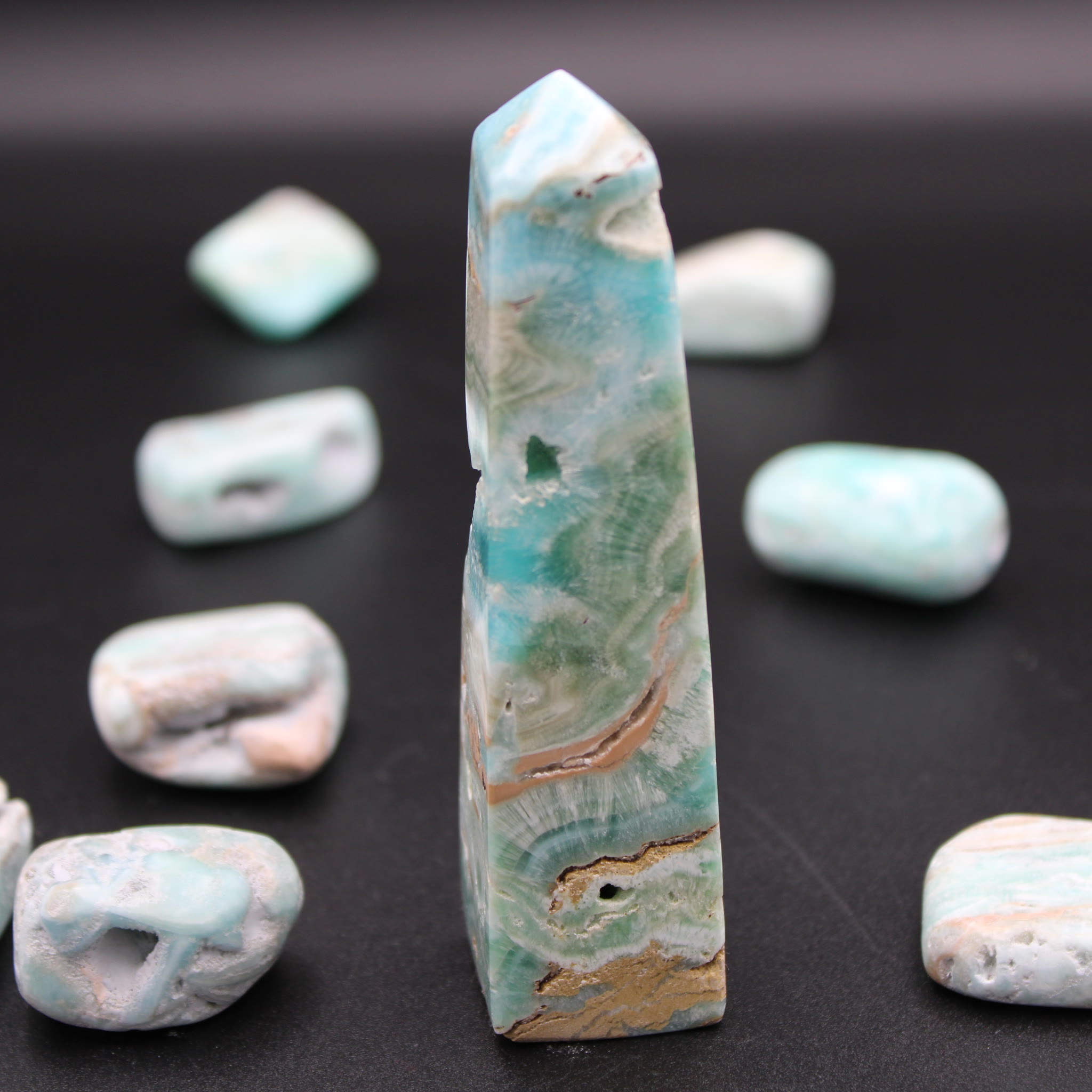 Die Küste der Gelassenheit · Karibik-Calcit Obelisk · 141 g · Unikat – Bild 2