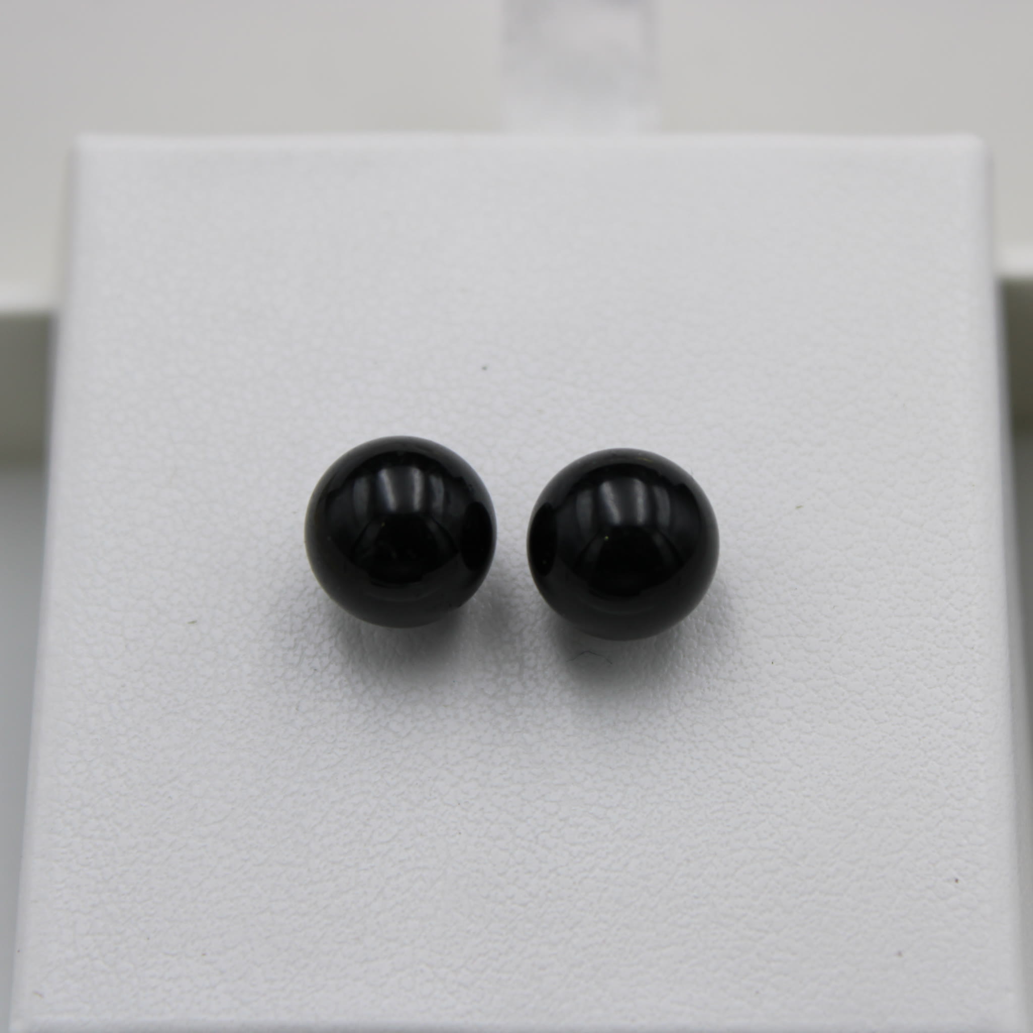 Ohrstecker Schwarzer Turmalin 8mm closeup