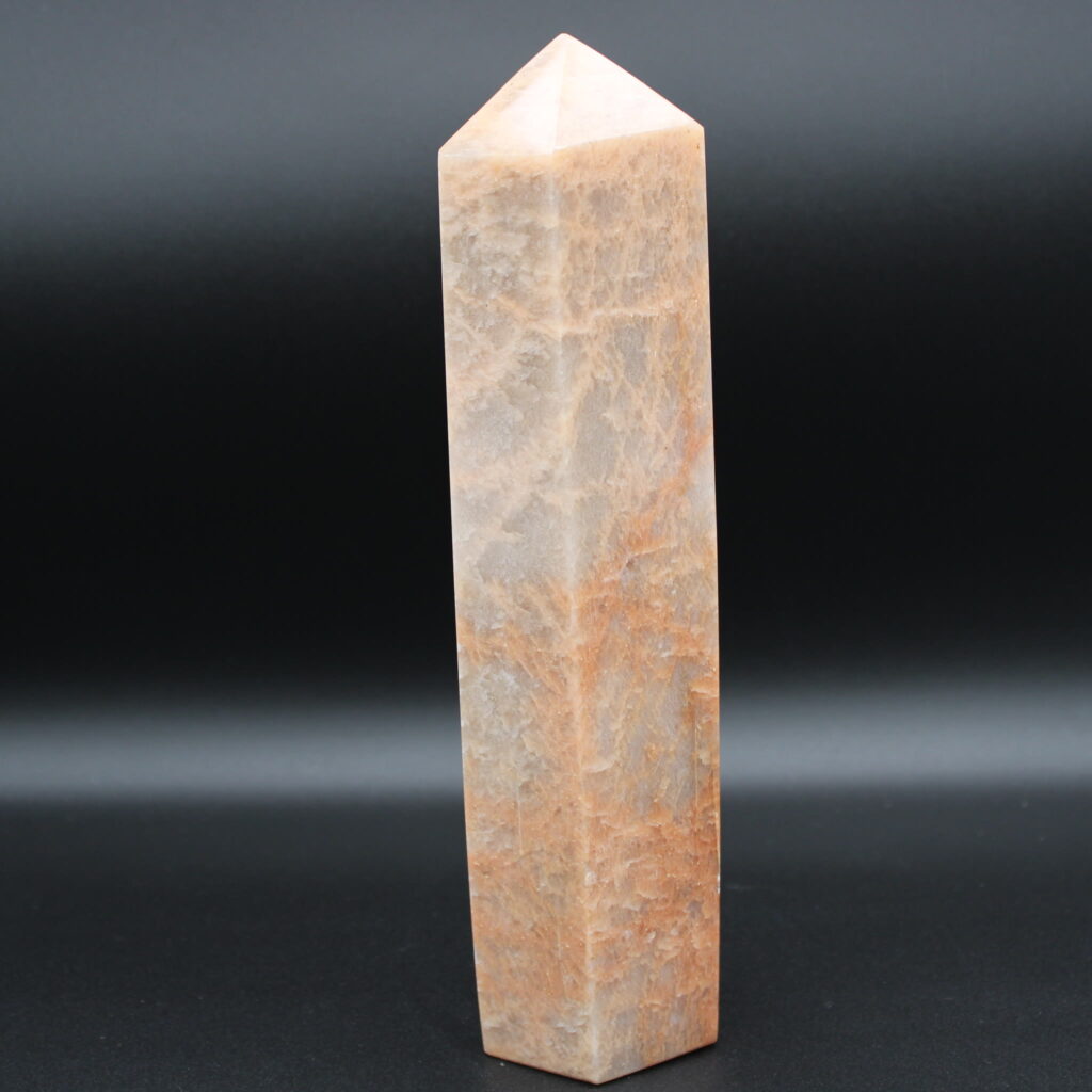 Pfirsich-Mondstein Obelisk 1470g