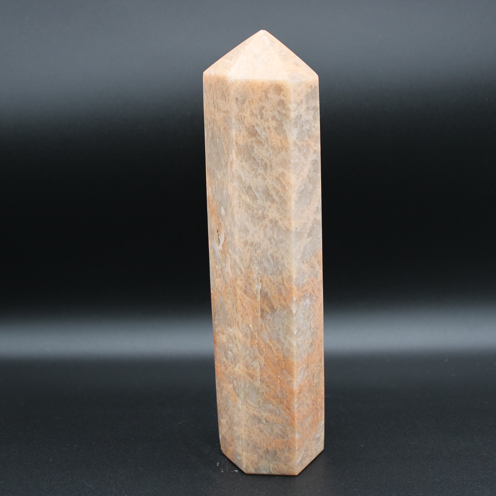 Pfirsich-Mondstein Obelisk 1470g side