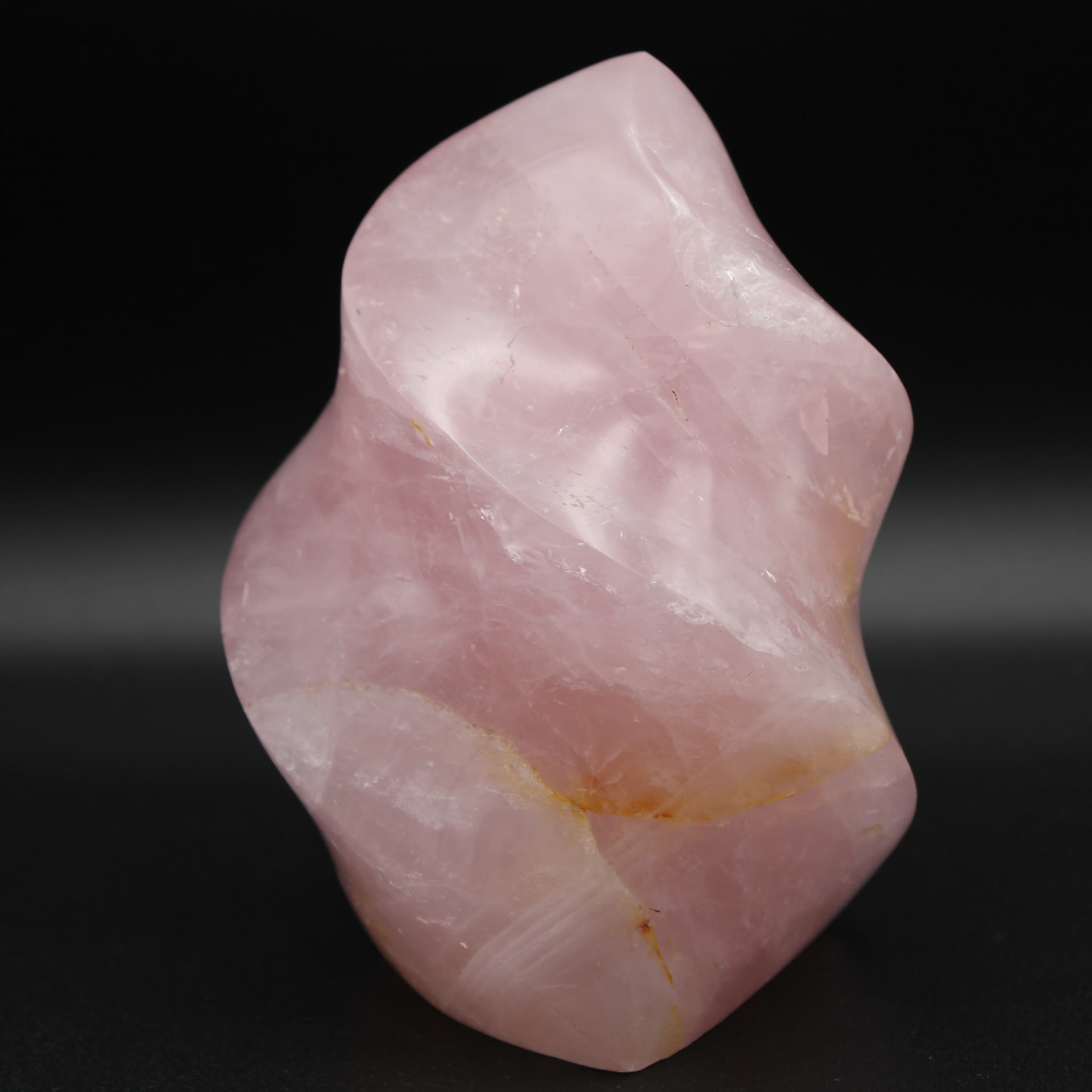 Die Flamme der Liebe · Rosenquarz Freeform Flamme · 1246 g · Unikat – Bild 3