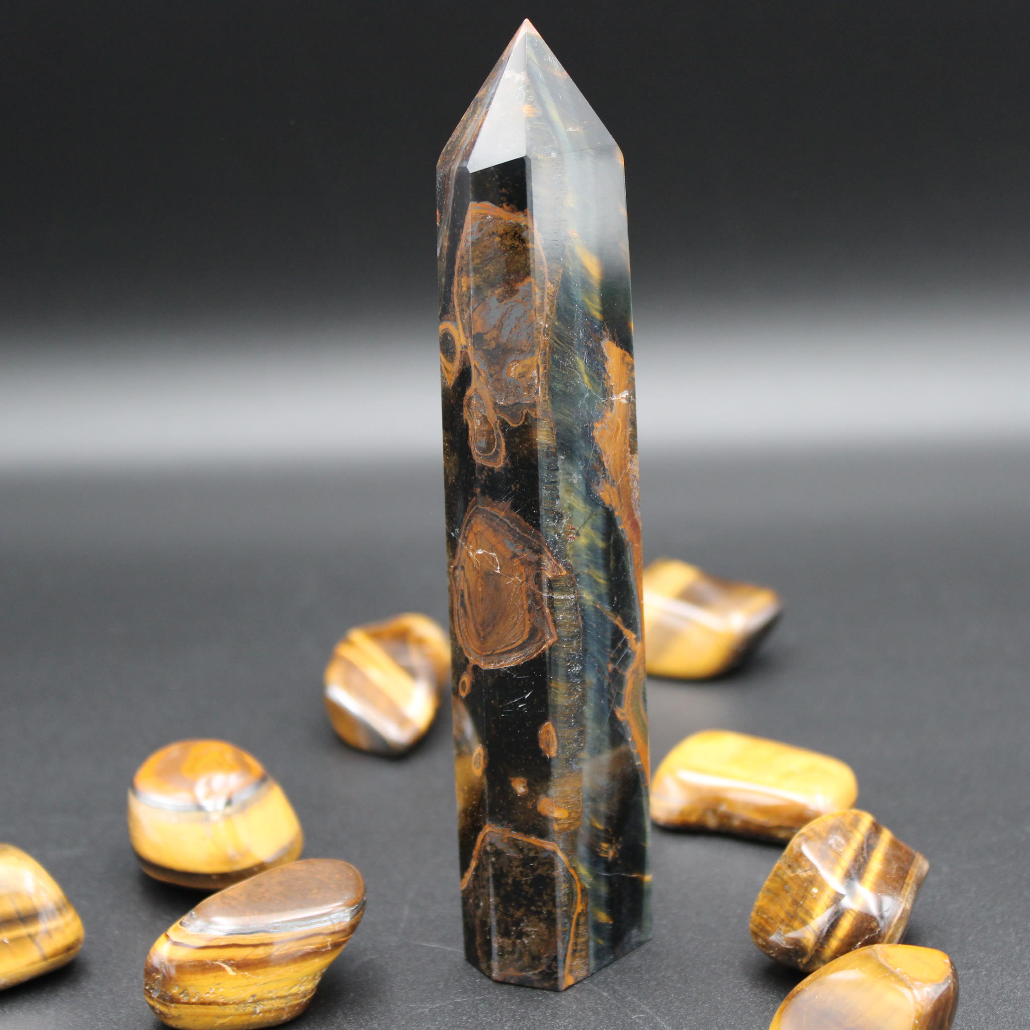 Der Weg des Mutes · Tigerauge Obelisk AA · 226 g · Unikat – Bild 2