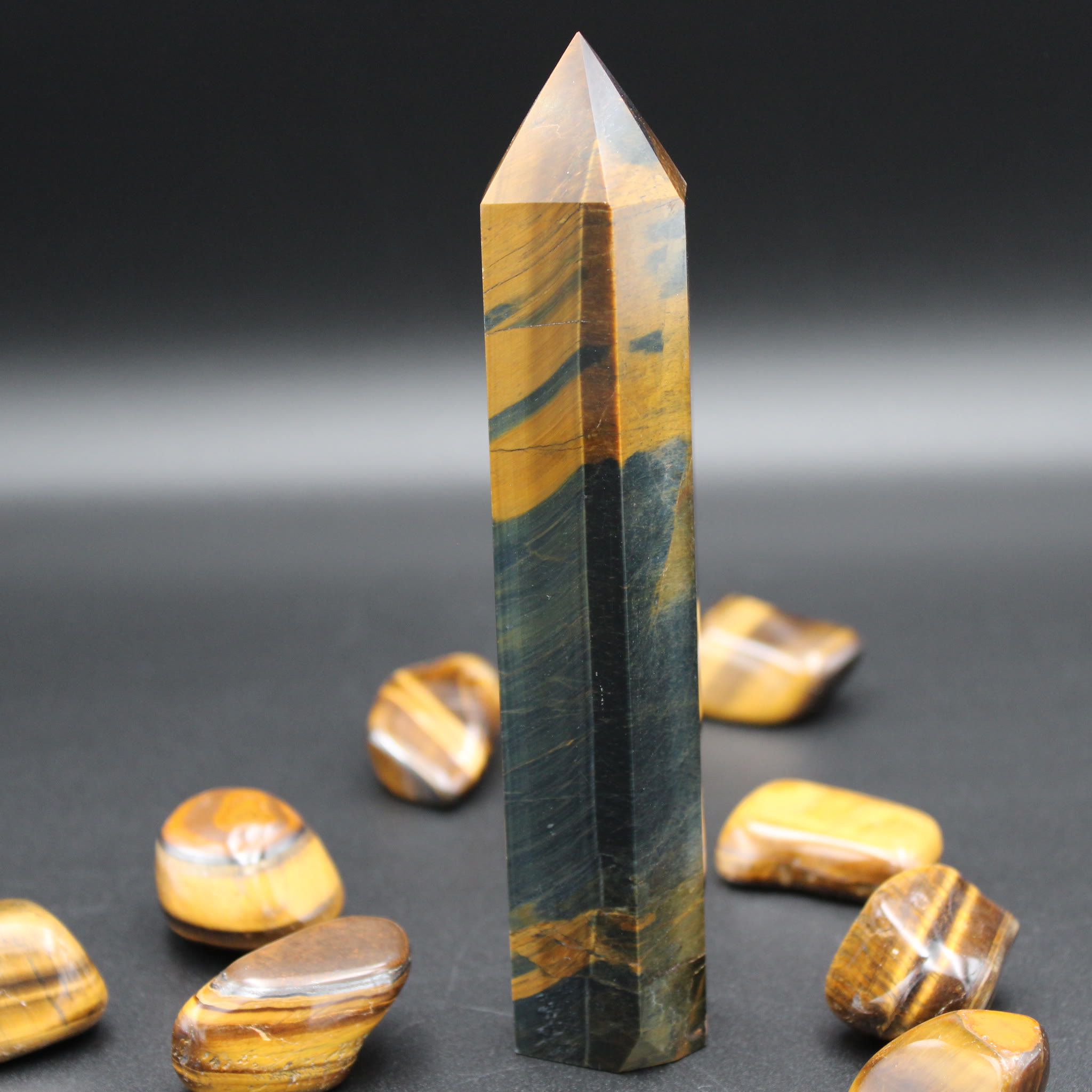 Der Blick nach vorn · Tigerauge Obelisk AA · 241 g · Unikat – Bild 2