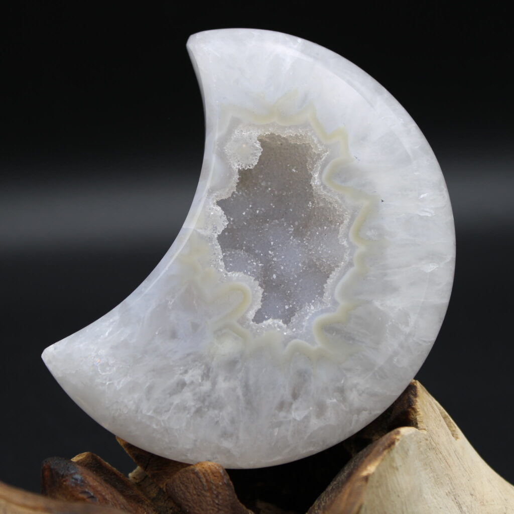 Weißer Achat Mond 467g