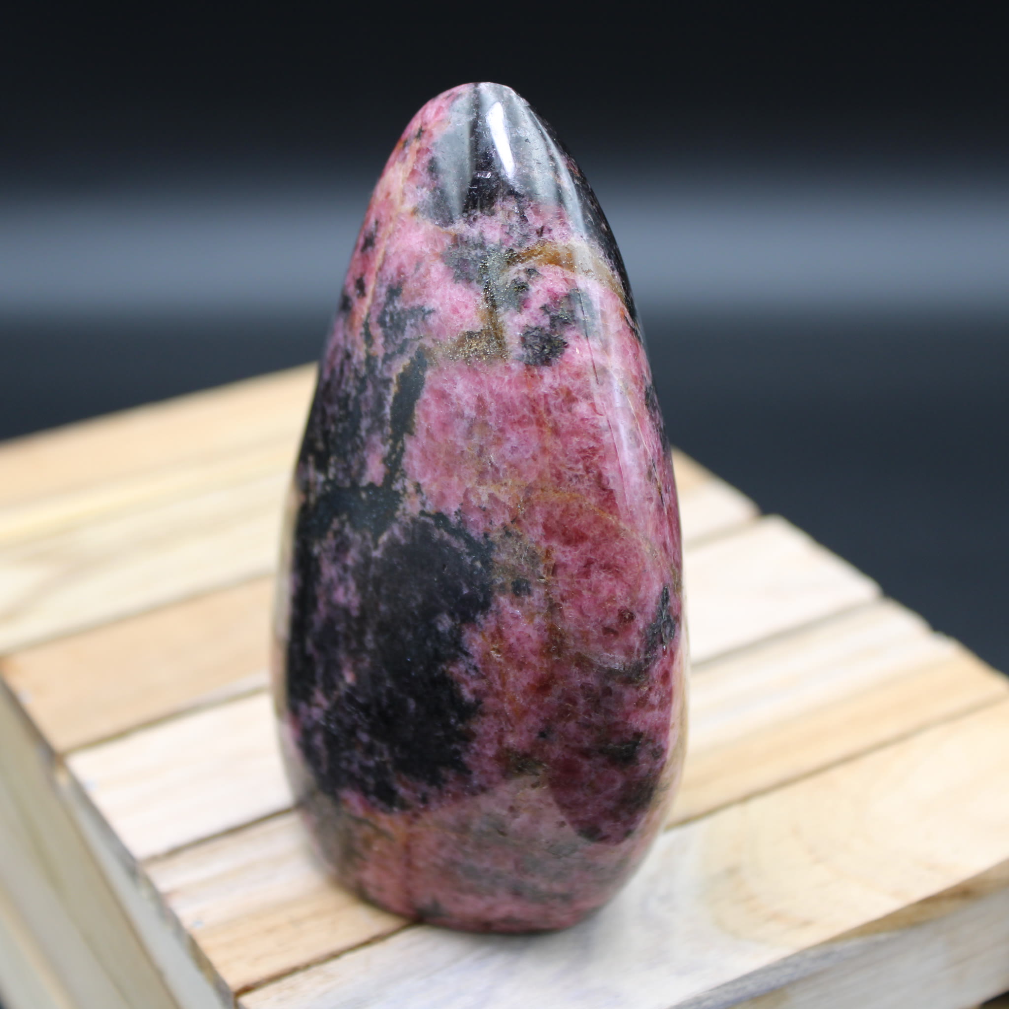 Rhodonit Freeform 667 g Unikat