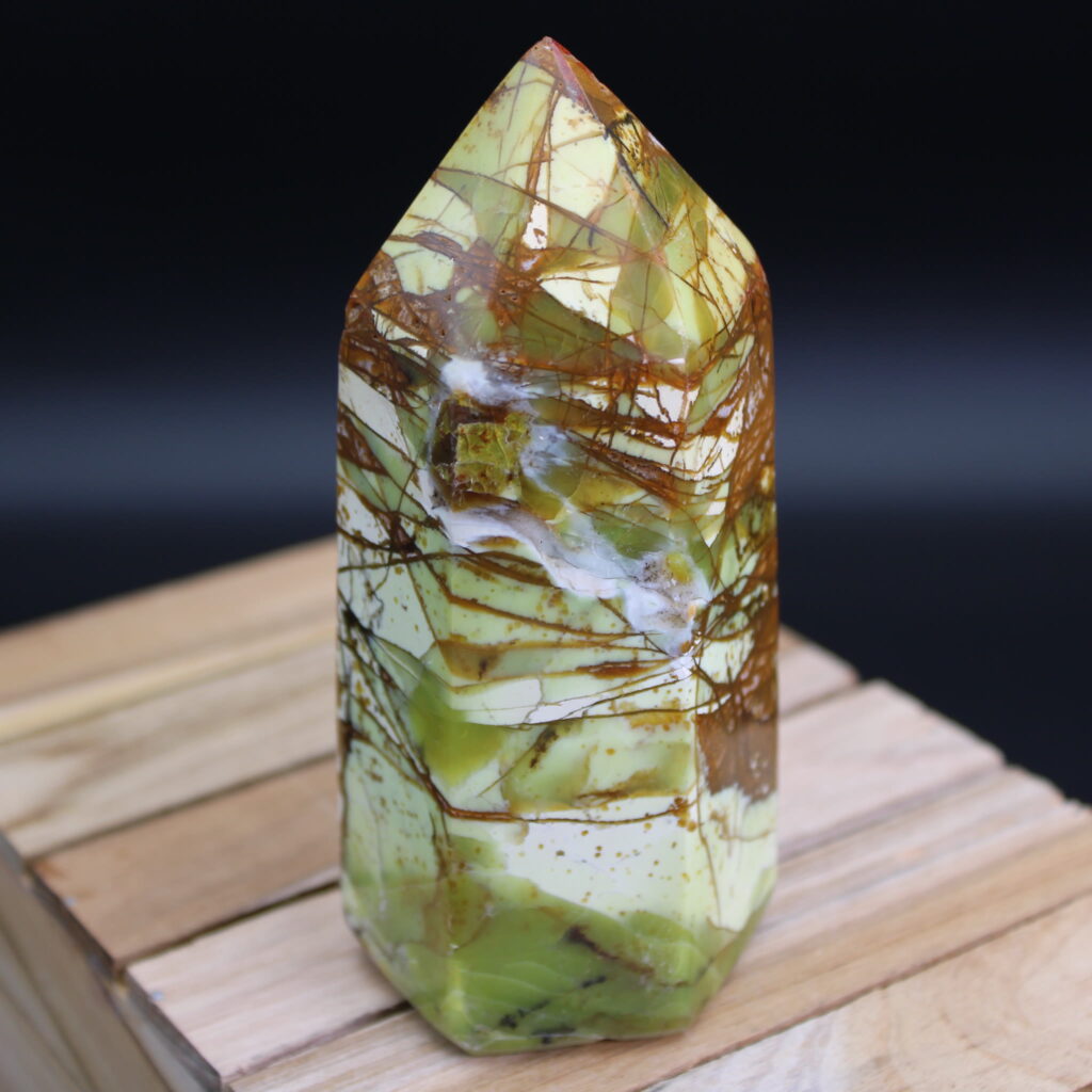Grüner Opal Obelisk 494 g Unikat