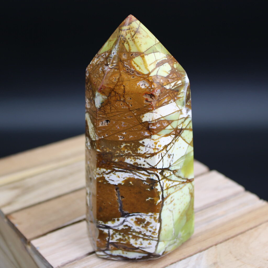 Grüner Opal Obelisk 494 g Unikat