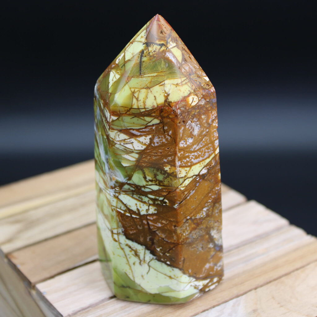 Grüner Opal Obelisk 494 g Unikat