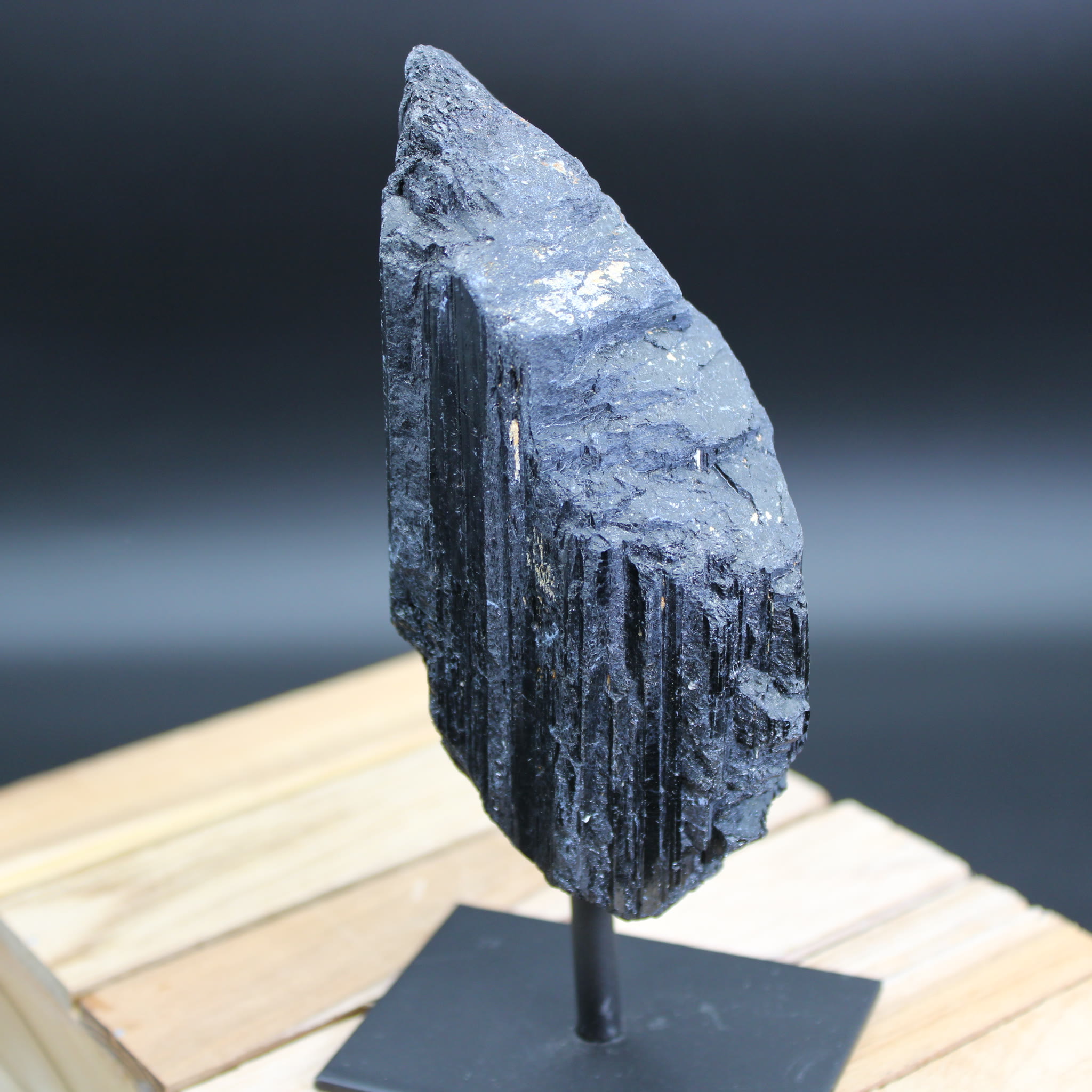Schwarzer Turmalin auf Ständer 443 g Unikat