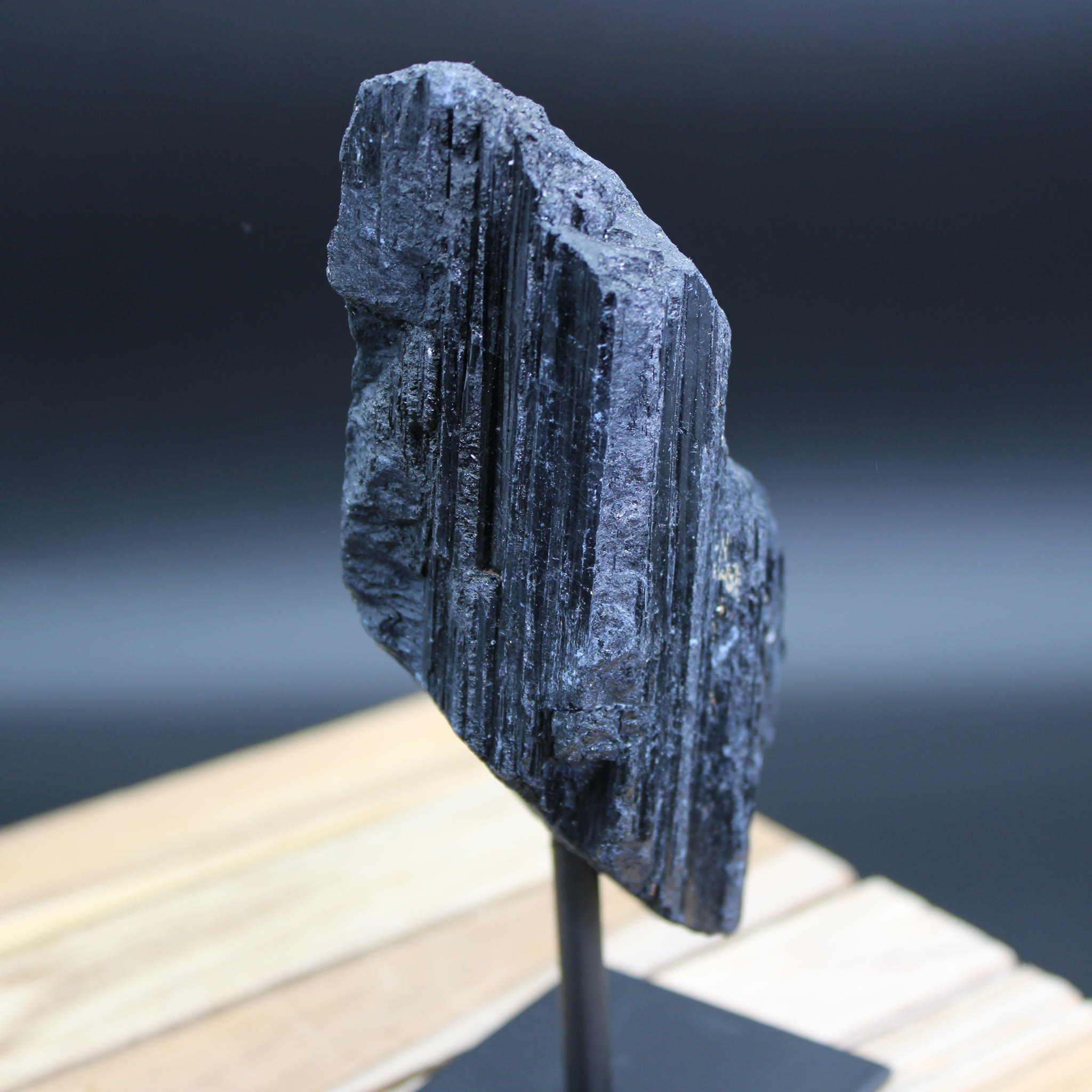 Schwarzer Turmalin auf Ständer 443 g Unikat