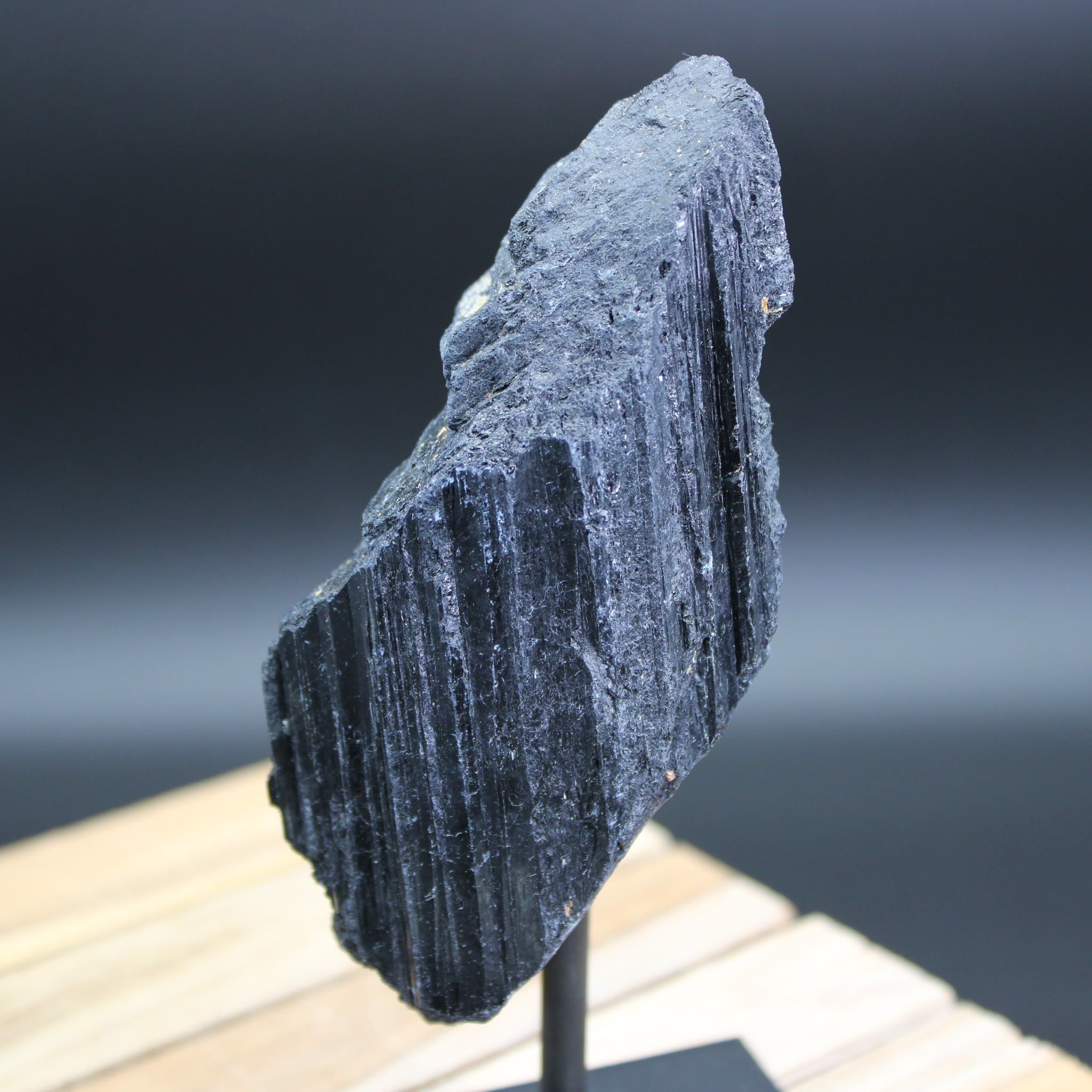 Schwarzer Turmalin auf Ständer 443 g Unikat