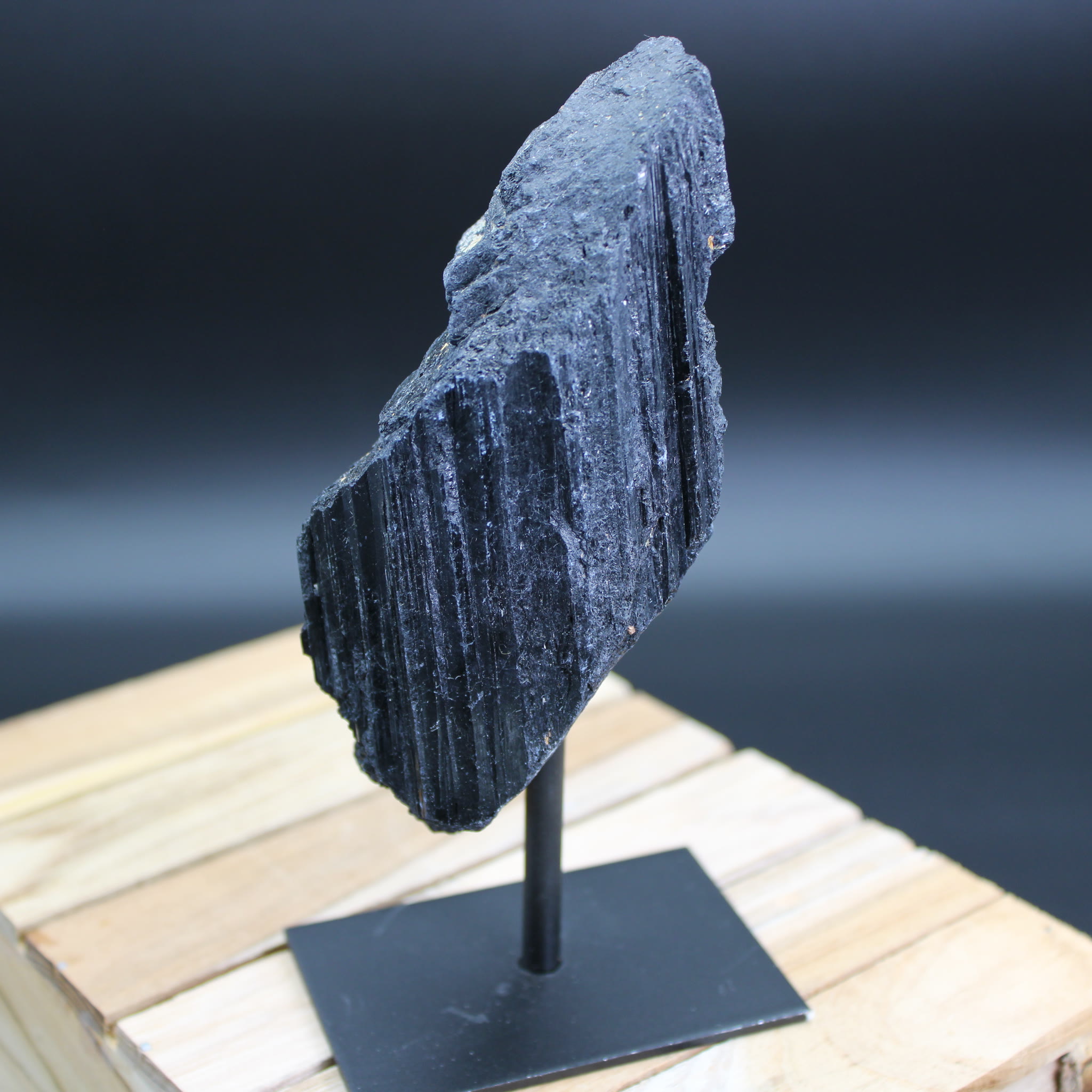 Schwarzer Turmalin auf Ständer 443 g Unikat