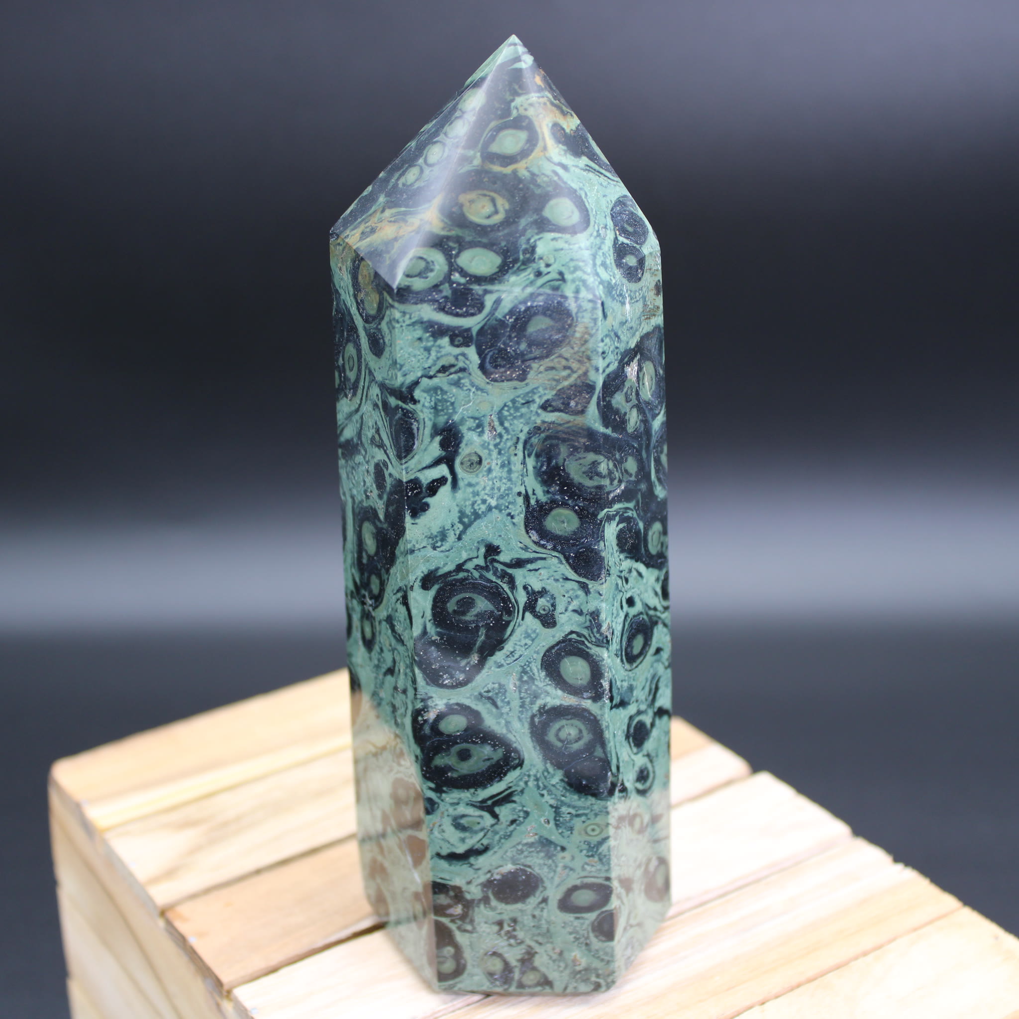 Kambaba Jaspis Obelisk 892 g Unikat