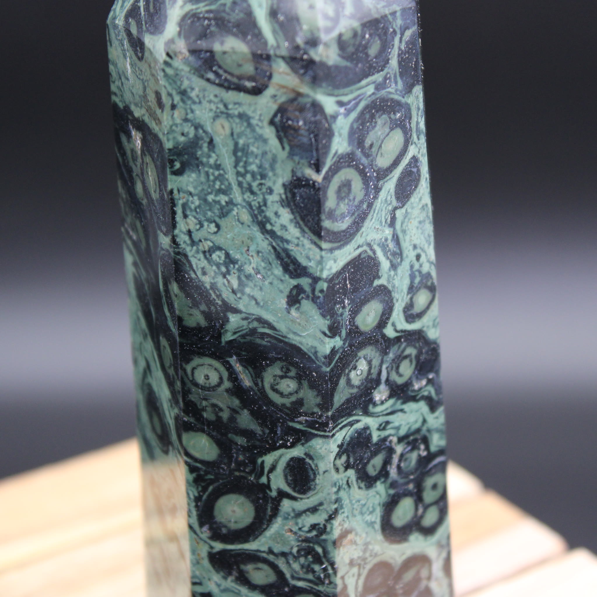 Kambaba Jaspis Obelisk 892 g Unikat